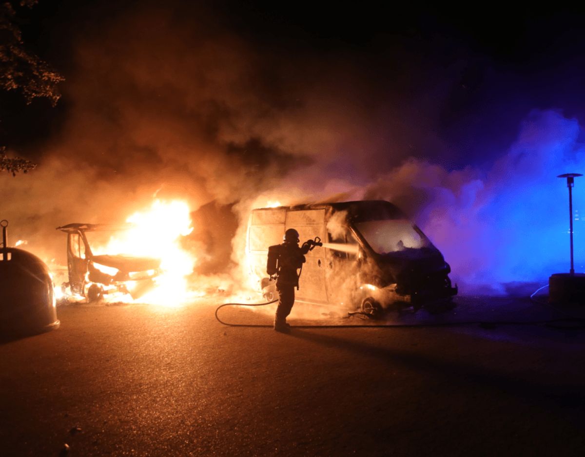 To kassevogne brød i brand mandag morgen omkring klokken 02.00 ved Egelundscentret i Albertslund. Københavns Vestegns Politi oplyser, at de endnu ikke kender årsagen til ilden. Foto: Presse-Fotos.dk