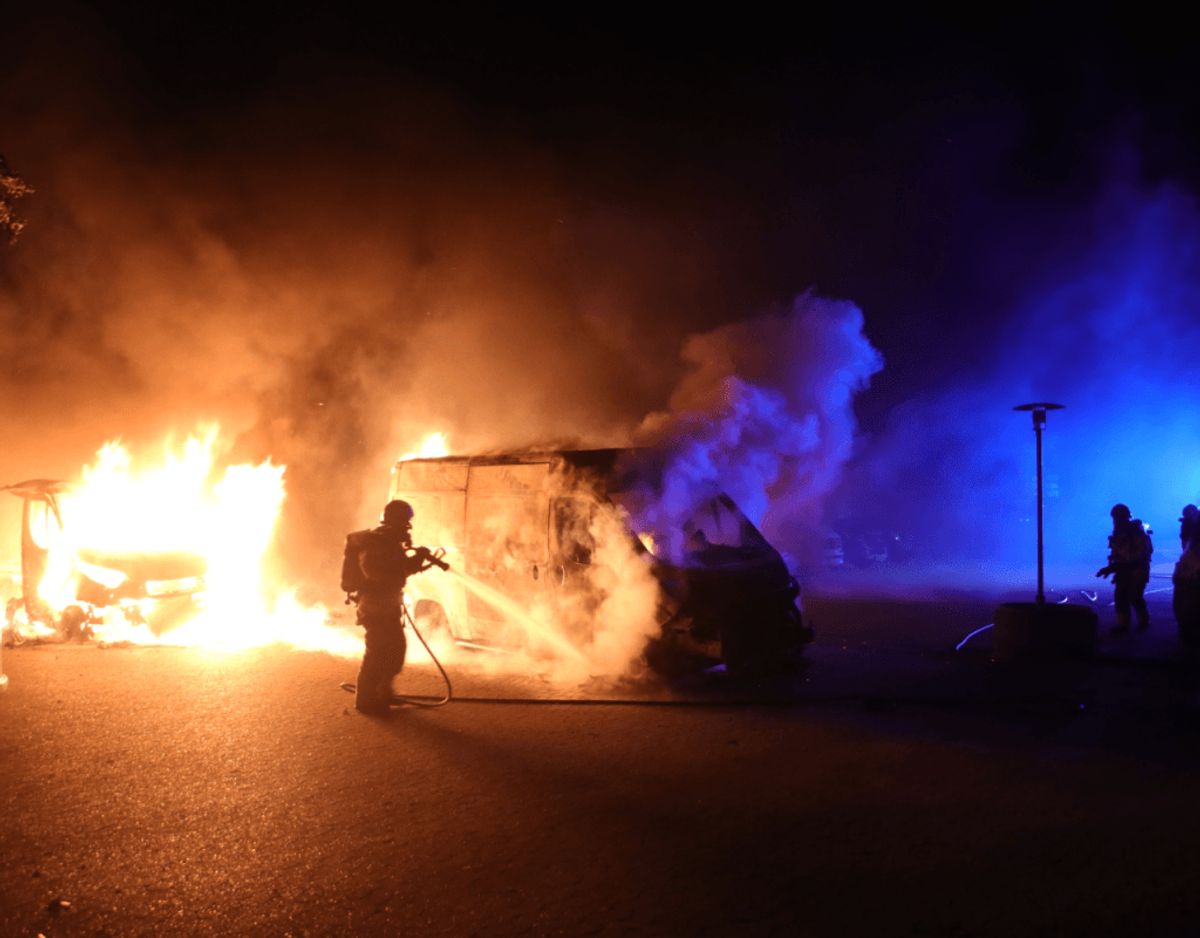 To kassevogne brød i brand mandag morgen omkring klokken 02.00 ved Egelundscentret i Albertslund. Københavns Vestegns Politi oplyser, at de endnu ikke kender årsagen til ilden. Foto: Presse-Fotos.dk