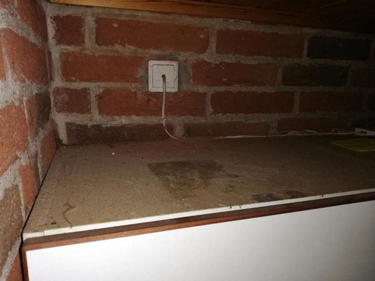 Sådan så der ud, da Jan overtog det hus, han og hustruen har lejet hos Dancenter. KLIK for flere billeder. Foto: Privat.