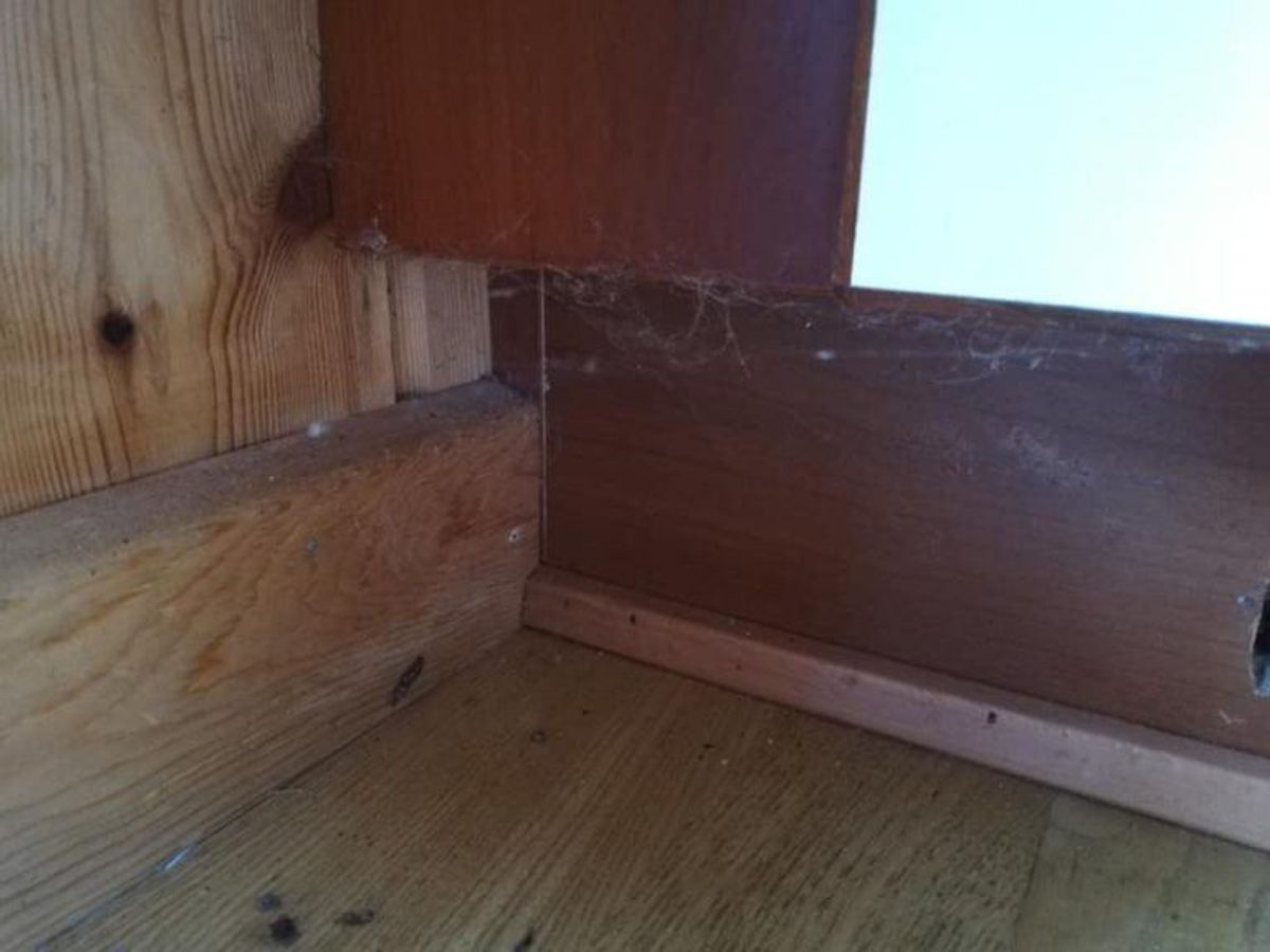 Sådan så der ud, da Jan overtog det hus, han og hustruen har lejet hos Dancenter. KLIK for flere billeder. Foto: Privat.