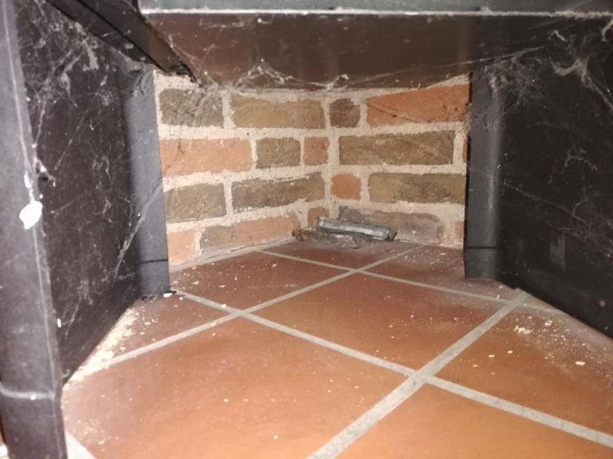 Sådan så der ud, da Jan overtog det hus, han og hustruen har lejet hos Dancenter. KLIK for flere billeder. Foto: Privat.