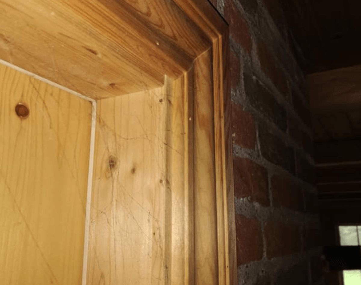 Sådan så der ud, da Jan overtog det hus, han og hustruen har lejet hos Dancenter. KLIK for flere billeder. Foto: Privat.