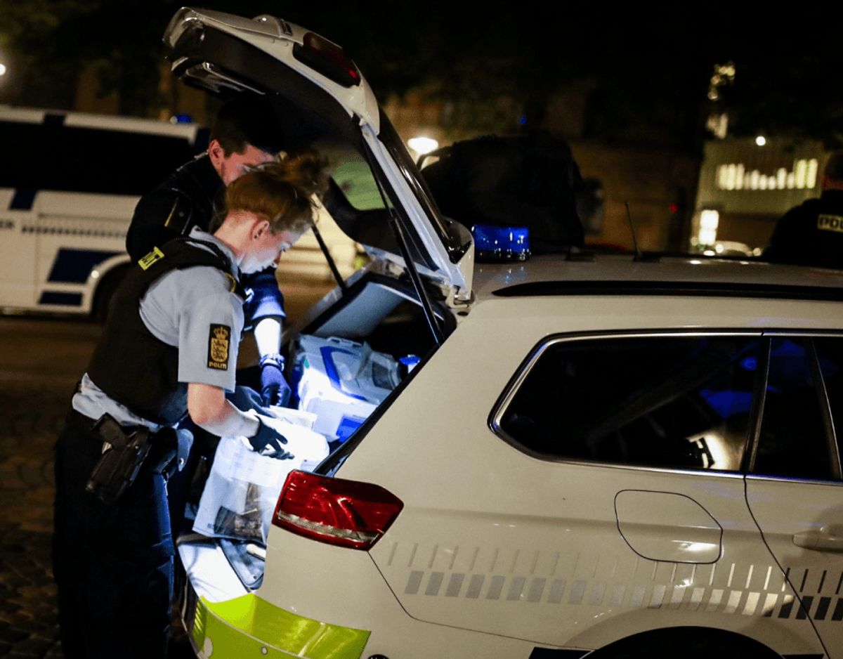 Københavns Politi fandt tirsdag morgen en økse i en parkeret bil ved Kødbyen. Foto: Presse-fotos.dk