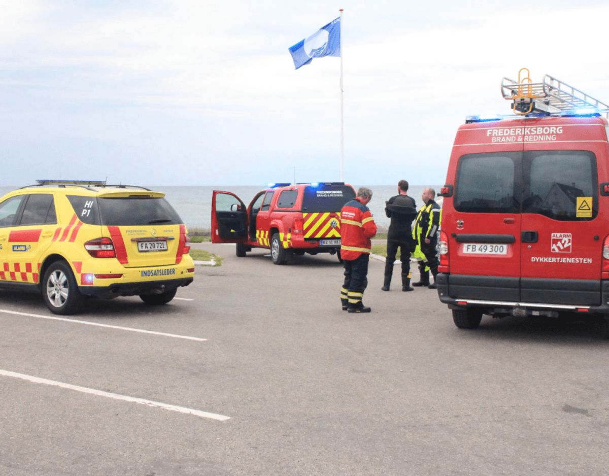 Frederiksborg Brand og Redning rykkede massivt ud til en fiskekutter, der tog vand ind ud for Gilleleje Havn tirsdag morgen. Klik videre for flere billeder. Foto: Presse-fotos.dk