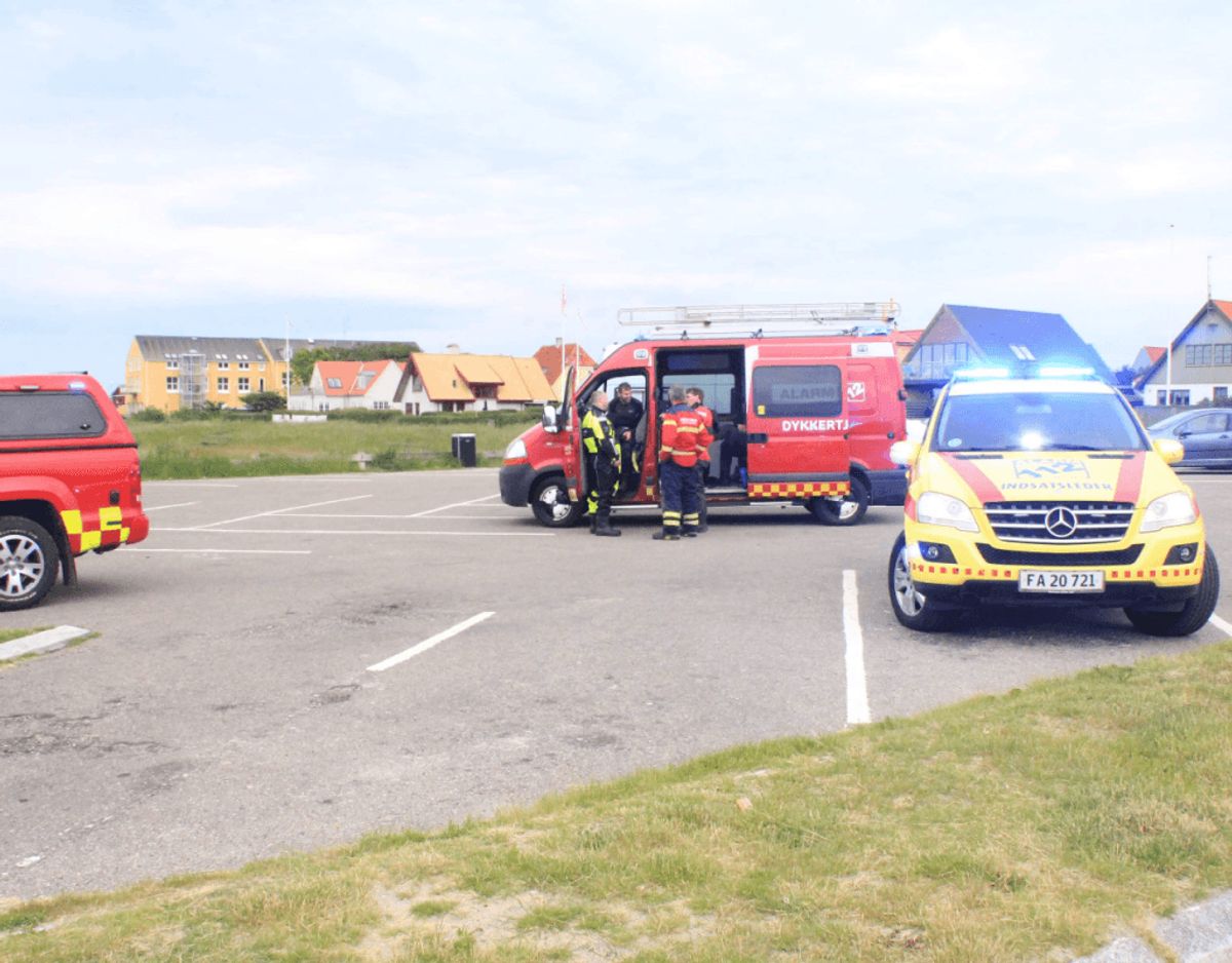 Frederiksborg Brand og Redning rykkede massivt ud til en fiskekutter, der tog vand ind ud for Gilleleje Havn tirsdag morgen. Foto: Presse-fotos.dk