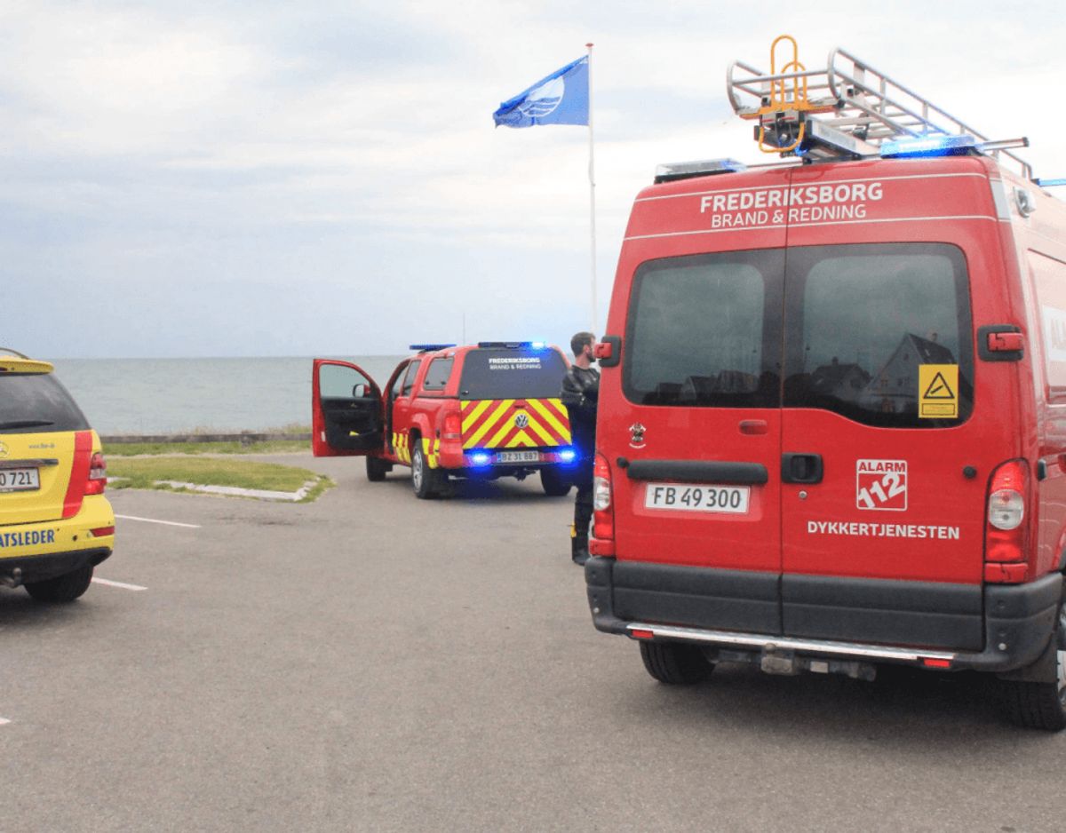 Frederiksborg Brand og Redning rykkede massivt ud til en fiskekutter, der tog vand ind ud for Gilleleje Havn tirsdag morgen. Foto: Presse-fotos.dk