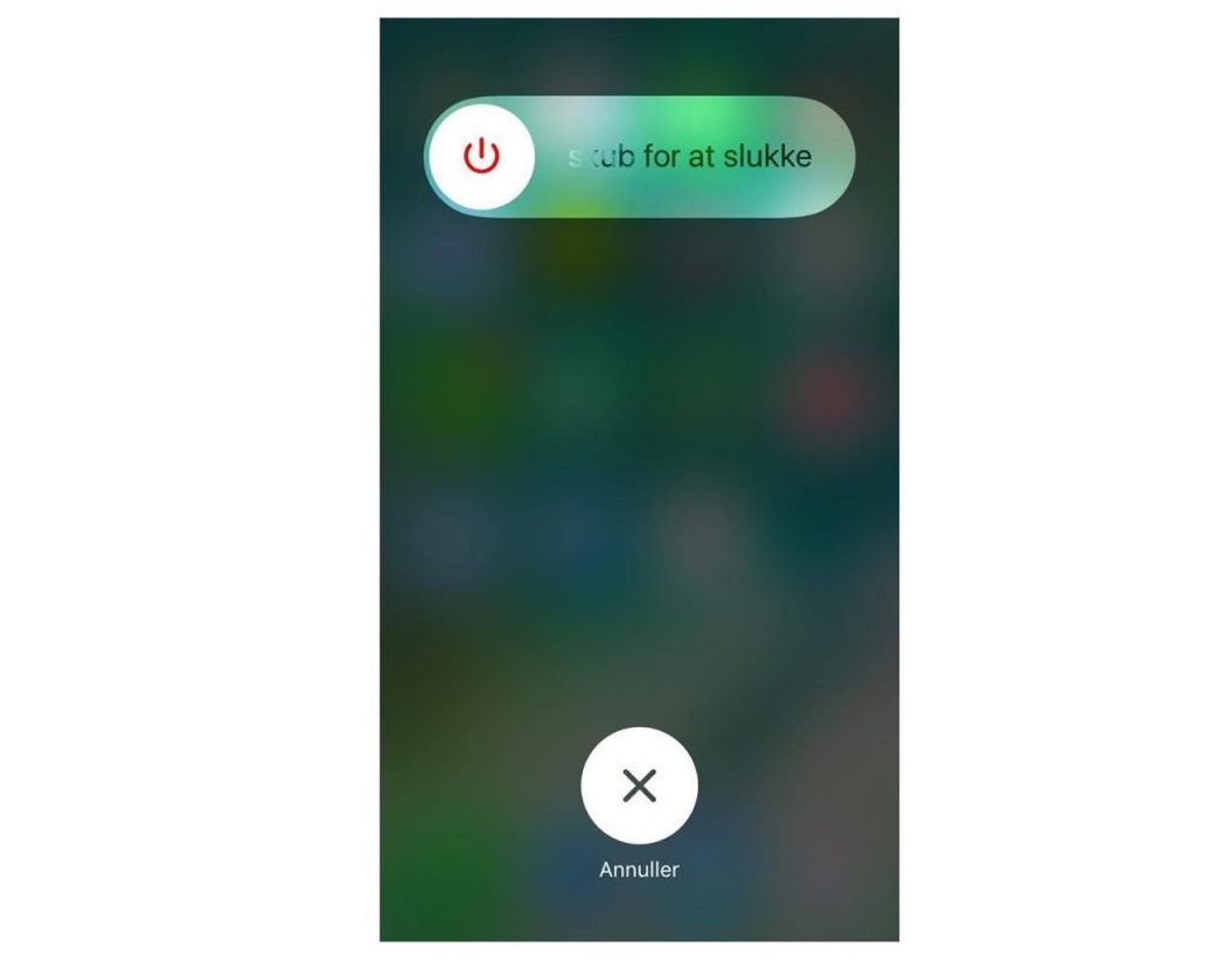 Hvis det kniber med pladsen på telefonen, kan man frigøre en smule mere ved at slette RAM-hukommelsen. Det gør man ved at holde “sluk”-knappen nede, indtil telefon beder dig om at “skubbe for at slukke”. Så holder man i stedet “hjem”-knappen nede – og telefonen vil så slette sin RAM-hukommelse. Kilde: Reader’s Digest. Foto: Newsbreak.dk.