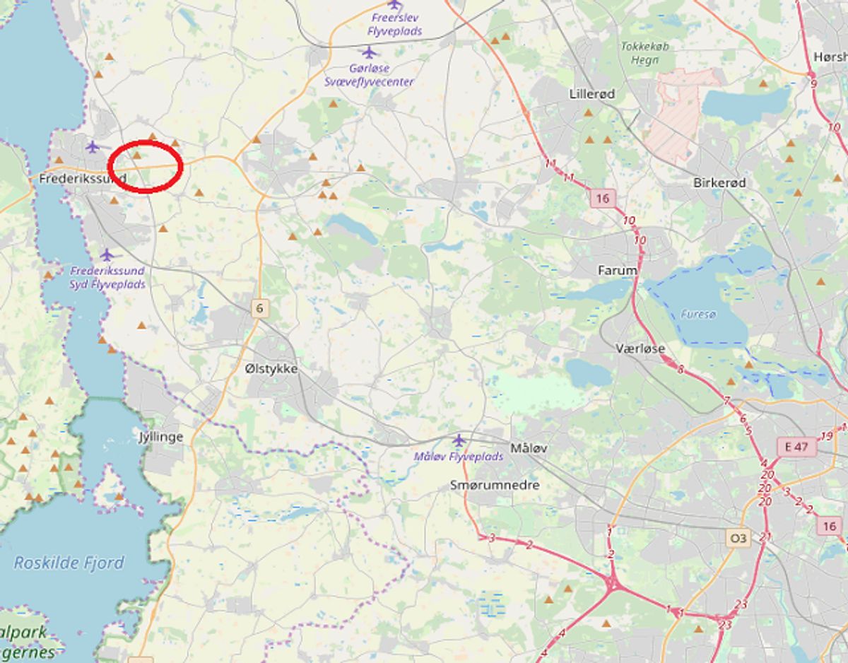 Her er der lige nu spærret i begge retninger. Foto: ©OpenStreetMap-bidragsydere.