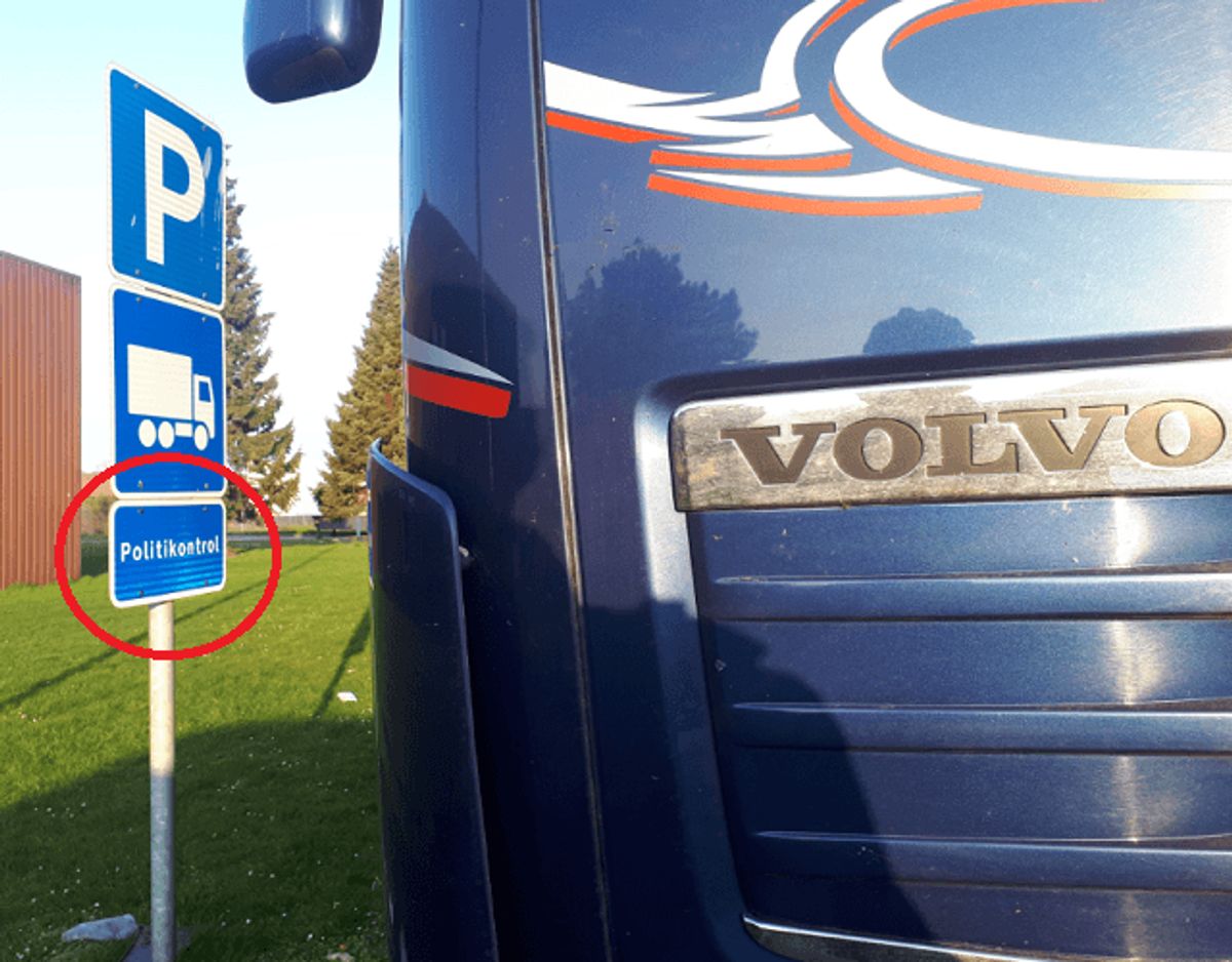 En chauffør skal betale en dyr bøde, efter han blev taget af en betjent. På politiets parkeringsplads. Derudover kan han se frem til en sigtelse efter straffeloven. Foto: Midt- og Vestsjællands Politi.