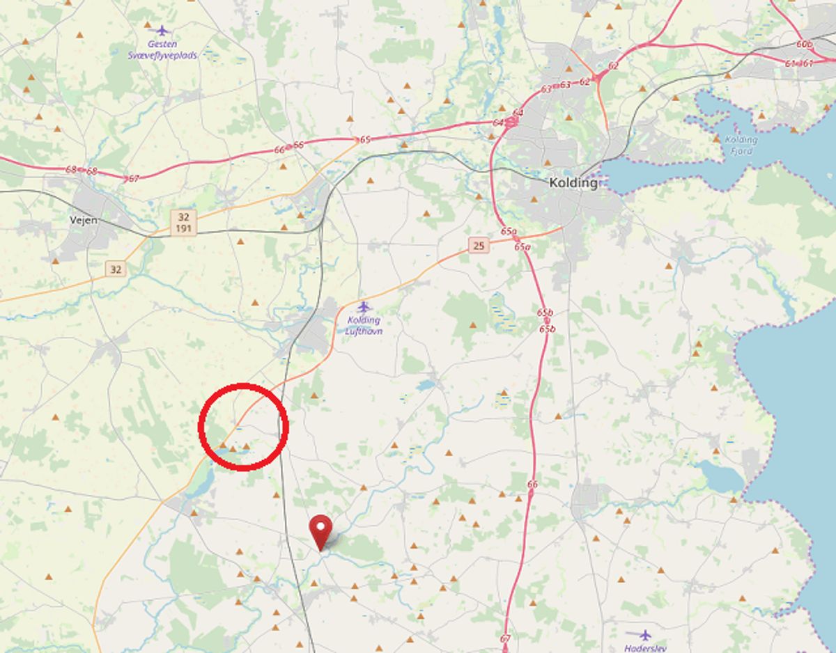 Det er her i rundkørslen Koldingvej/Farrisvej, ulykken er sket. Foto: Openstreetmap.
