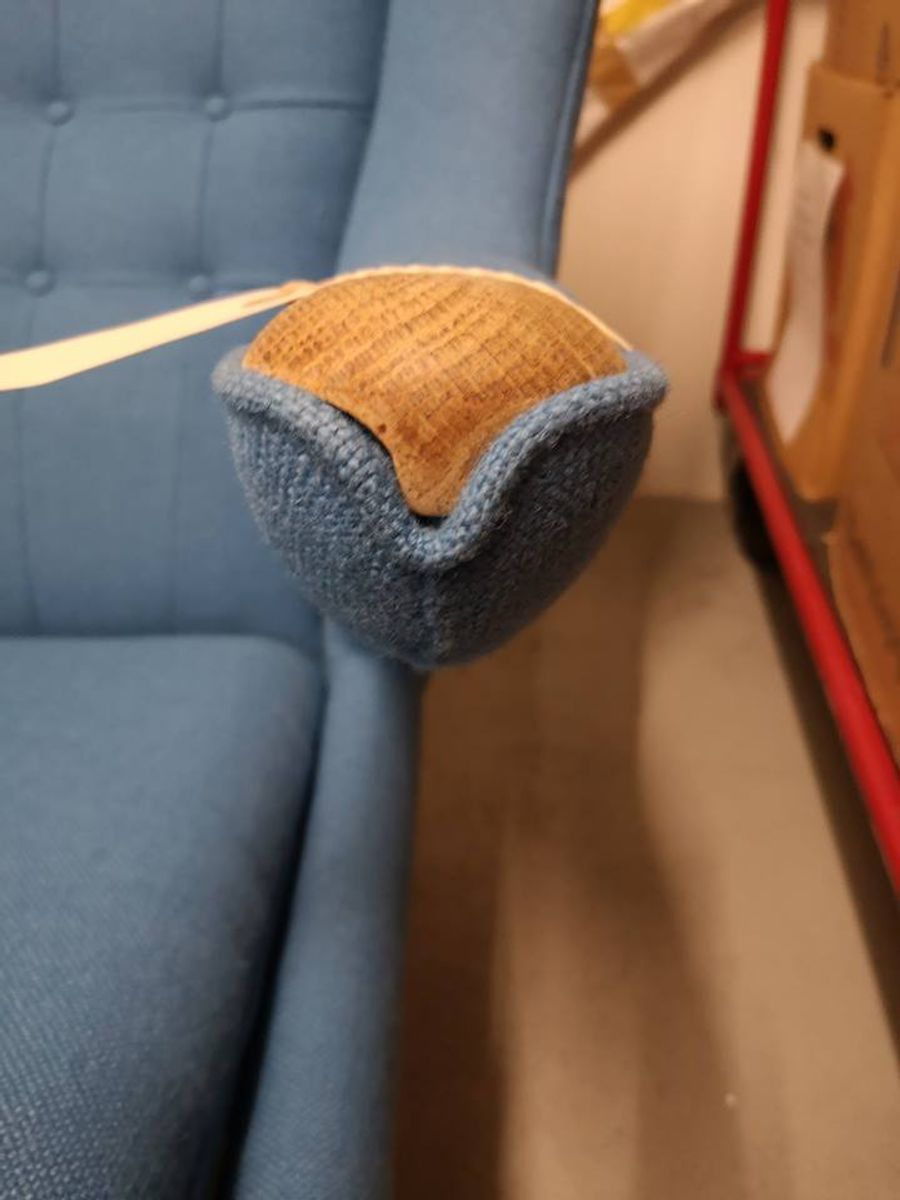 Sådan ser den mystiske stol ud. Kand du genkende den? KLIK for flere billeder. Foto: Nordjyllands Politi.