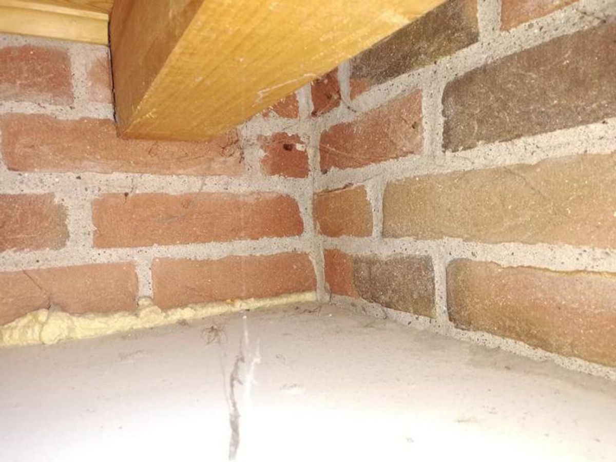 Sådan så der ud, da Jan overtog det hus, han og hustruen har lejet hos Dancenter. KLIK for flere billeder. Foto: Privat.