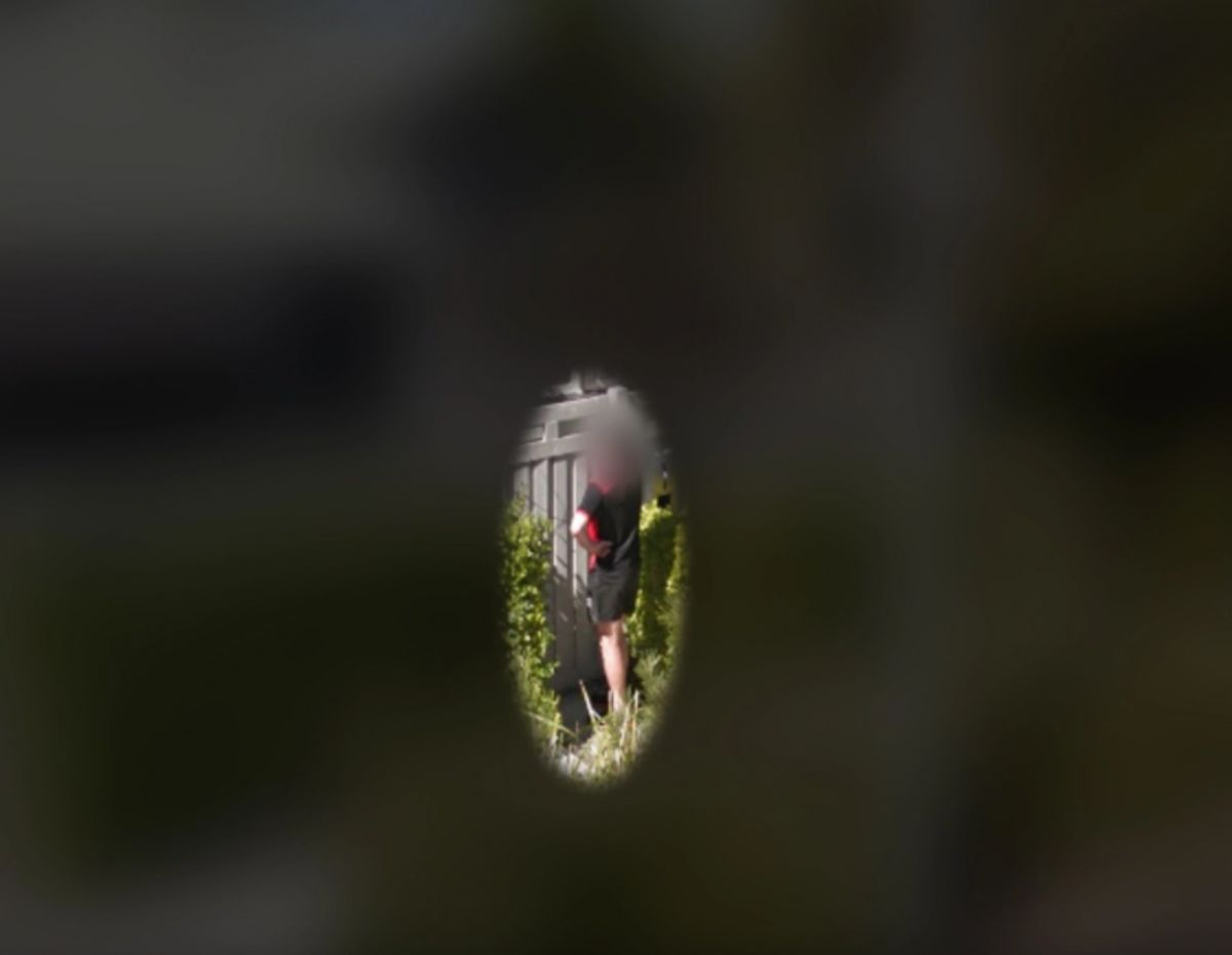 Google-bilen kom forbi og fangede manden i sit karakteristiske jogging-outfit på sine vante jagtmarker. KLIK FOR MERE. (Foto: Queensland Police)