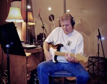 Manden bag ikoniske guitar-riff er død