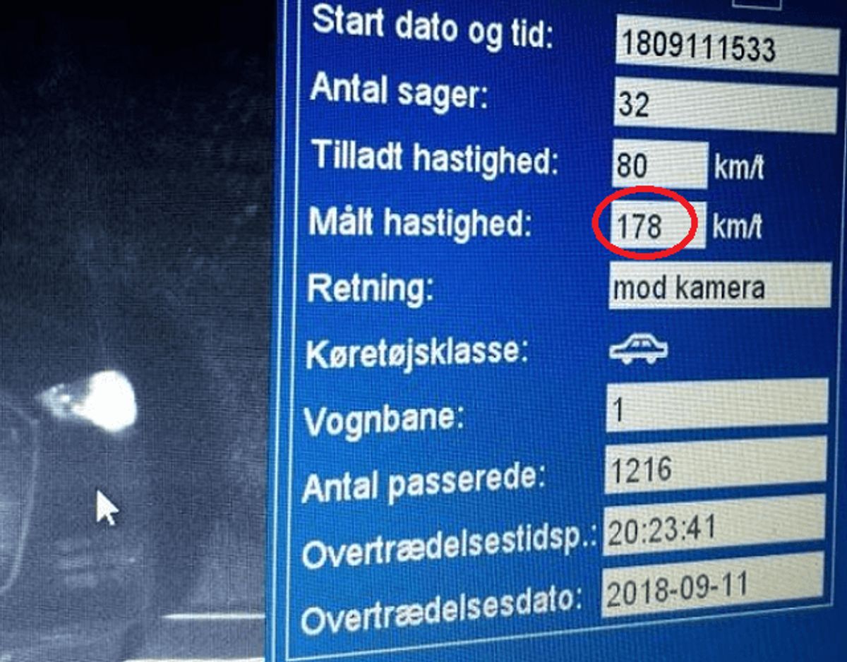 Sådan ser det ud inde i fotovognen, når der bliver blæst igennem ude på vejen. Foto: Politiet.