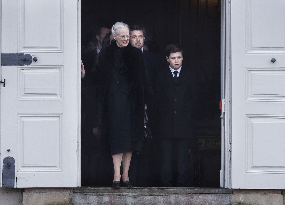 Dronning Margrethe, kronprins Frederik og prins Christian. Prins Henriks båre overføres fra Fredensborg Slot til Christian IX”s Palæ, Amalienborg Slot, torsdag den 15. februar 2018. Prins Henrik døde tirsdag den 13. februar på Fredensborg Slot.. (Foto: Liselotte Sabroe/Scanpix 2018)