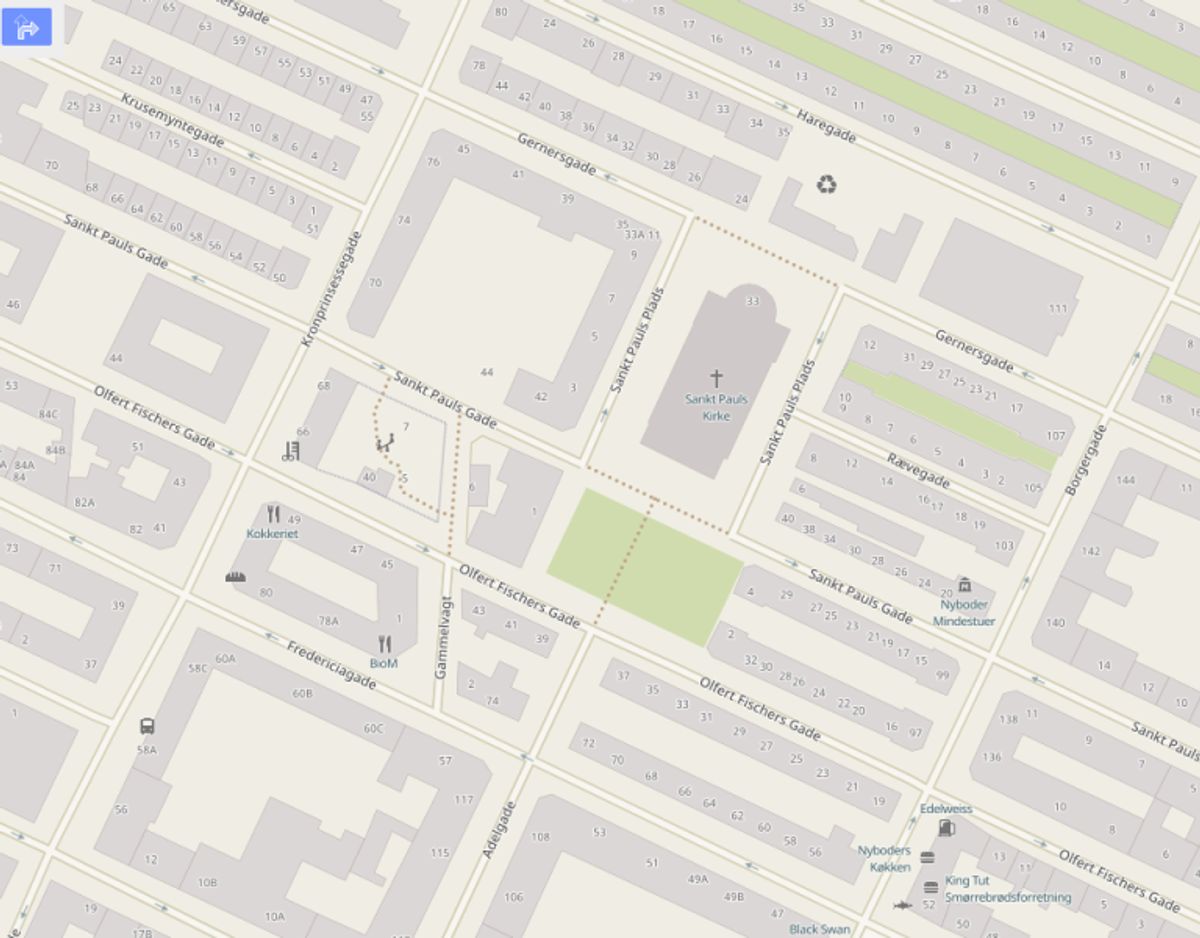 Malene fortæller, at hunde og deres ejere har for vane at mødes ved Sankt Pauls Kirke, hvor der er grønne områder. Hun er sikker på, at det var her, Teddy spiste forgiftet mad. Foto: © OpenStreetMap-bidragsydere.