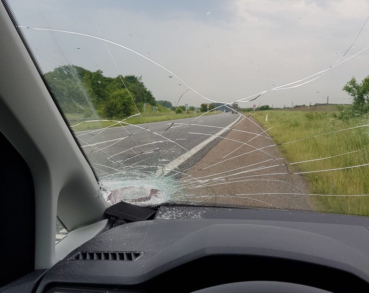 “Nu er det slut, tænker jeg, da jeg kan se, at den kommer flyvende,” siger Dennis Pedersen, efter hans bil mandag blev ramt af en vildfaren aluminiumsskinne på motorvejen. Klik igennem galleriet for at se flere billeder af bilen og skinnen. Foto: Privat
