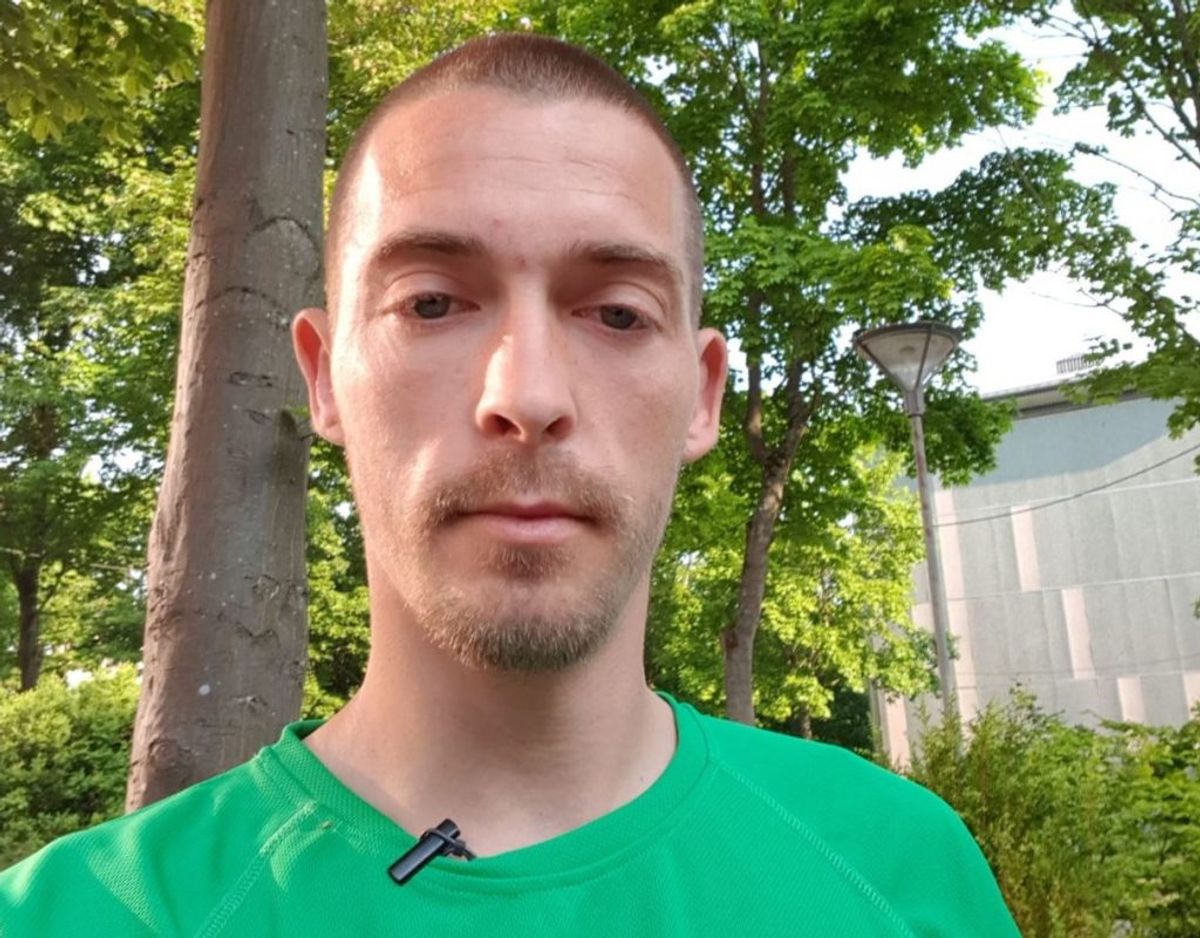 “Nu er det slut, tænker jeg, da jeg kan se, at den kommer flyvende,” siger Dennis Pedersen, efter hans bil mandag blev ramt af en vildfaren aluminiumsskinne på motorvejen. Foto: Privat