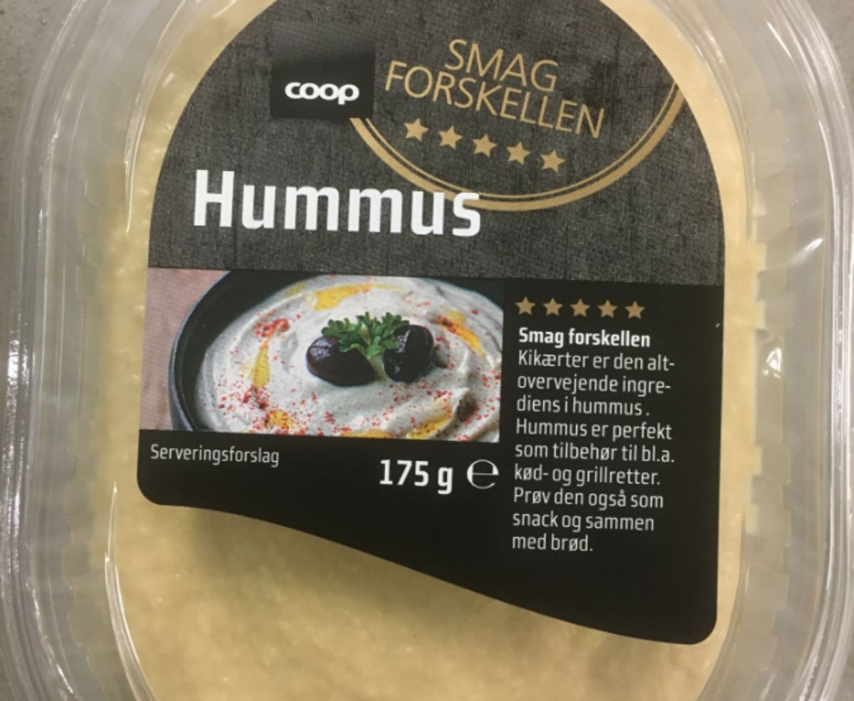 Gæring i hummus:
Smag Forskellen Hummus
Nettovægt: 175 g
Bedst før dato: 1/4- 2018
Solgt i:
Kvickly, Brugsen, Dagli´Brugsen, SuperBrugsen, LokalBrugsen, Fakta og Coop.dk/mad.
Årsag:
Nogle af bægrene med hummus fra dette parti viser tegn på luftudvikling i produktet på grund af gæring. Foto: FVST