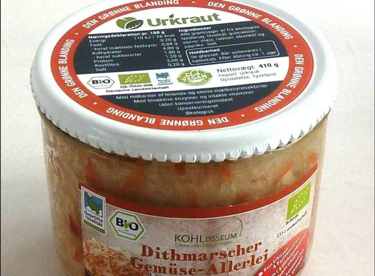 Udeklareret allergen i sauerkraut:
Den Grønne Blanding
Glas med metallåg
Nettoindhold: 680ml
Nettovægt: 410g
Oprindelse: Tyskland
Sidste anvendelses dato: 25/07/2018
EAN stregkode nr.: 4260186270024
Solgt i:
Ø-Helse, Amagerbrogade 173, 2300 København
Min Helsekost, Islands Brygge 25 st. mf., 2300 København S
Thirion – Charcuterie & Vins, Prinsessegade 50, 1422 København
Urd Helsekost, Ordrupvej 61A, 2920 Charlottenlund
Nava Hellerup Helsekost, Strandvejen 157, 2900 Hellerup
Slagter Frimann ApS, Støden 3, 4000 Roskilde
Gourmetbutikken Roskilde, Maglegårdsvej, 8, 4000 Roskilde
Årsag:
Produktet indeholder selleri, hvilket ikke er deklareret på den danske etiket, som sidder på låget af produktet. Selleri fremgår af den tyske etiket, som sidder på siden af produktet.
Risiko:
Selleri er et allergen. Personer med allergi overfor selleri kan risikere at få en allergisk reaktion, hvis de spiser produktet. Foto: FVST