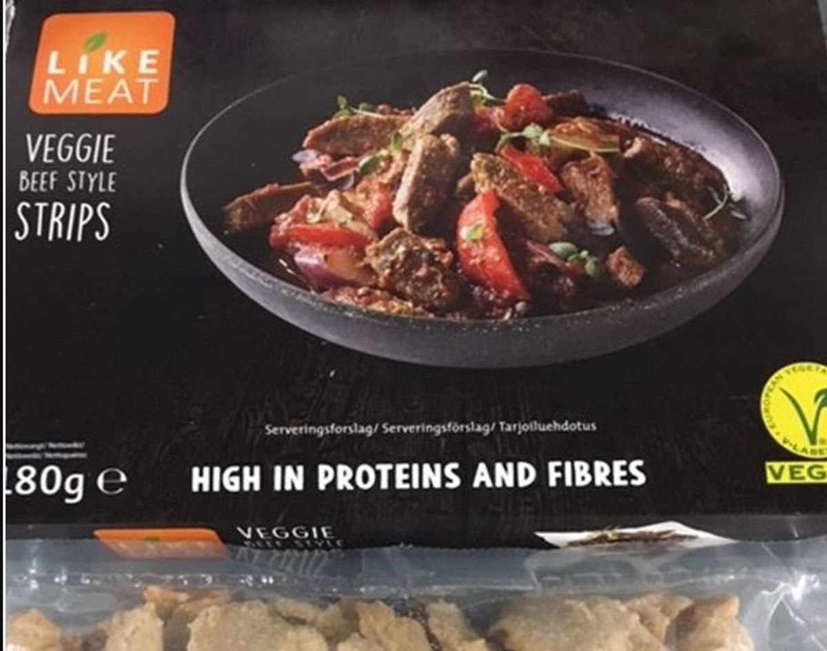 Udeklareret allergen i veggie-produkt:
Organic Veggie Chicken Style Chunks (se billede af produktet i forkert emballage her)
Nettovægt: 180 gram
Bedst før dato: 12/12/2018
EAN stregkode nr.: 5705518788031
Solgt i:
COOP butikker i hele landet
INCO i København, Århus og Glostrup
Årsag:
Produktet er pakket i en forkert emballage og mangler dermed mærkning med allergenet soja. Produktet Organic Veggie Chicken Style Chunks er ved en fejl pakket og mærket som Veggie Beef Style Strips.
Risiko:
Personer med allergi overfor soja kan opleve en reaktion efter at have spist produktet. Foto: FVST