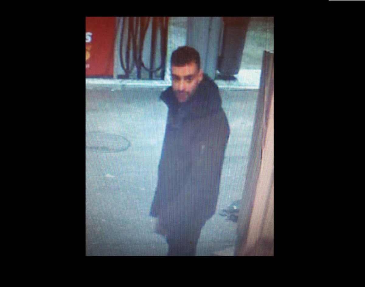 Manden her er efterlyst af politiet for at have overfaldet et ungt par. Han gjorde det med en økse. På næste billede kan du se et nærbillede. Foto: Politi