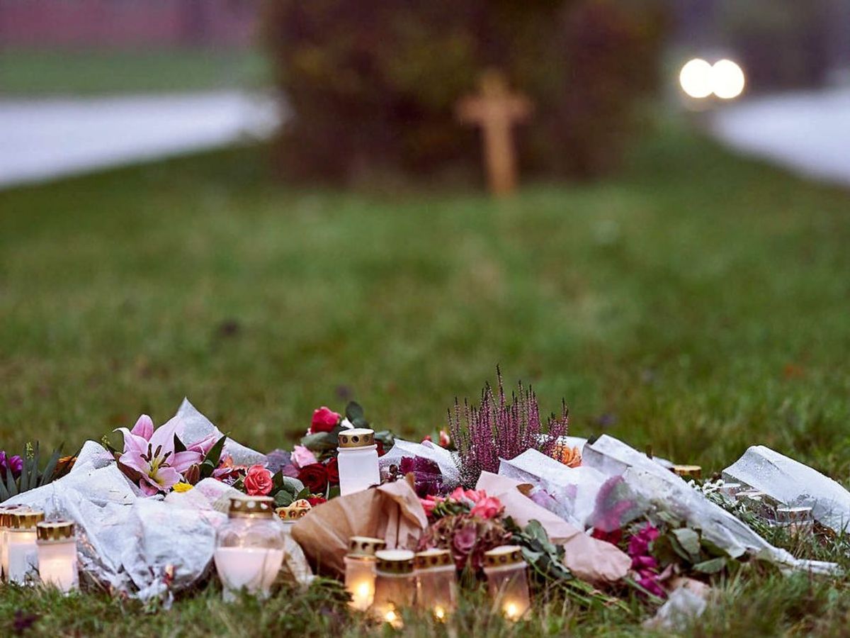 Mindelys og blomster hvor hvor Katrine Lilleøre Holm blev dræbt i oktober. Tirsdag er en 27-årig mand på anklagebænken, tiltalt for uagtsomt manddrab. Foto: Claus Bonnerup/Scanpix