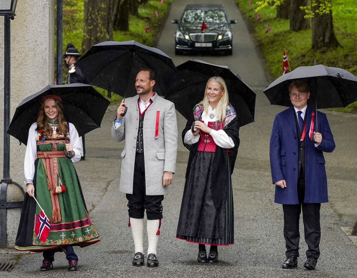 Kronprinsfamilien på vej rundt i Asker udenfor Oslo, hvor de bor. Foto: Scanpix/Lise Åserud / POOL / NTB