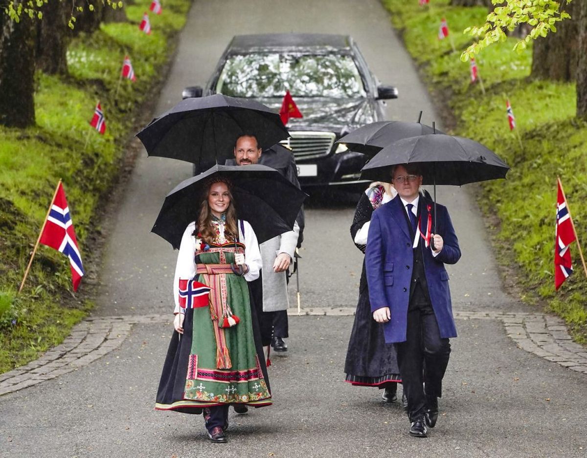 Endnu et foto af kronprinsfamilien på vej rundt i Asker. Foto: Scanpix/Lise Åserud / POOL / NTB