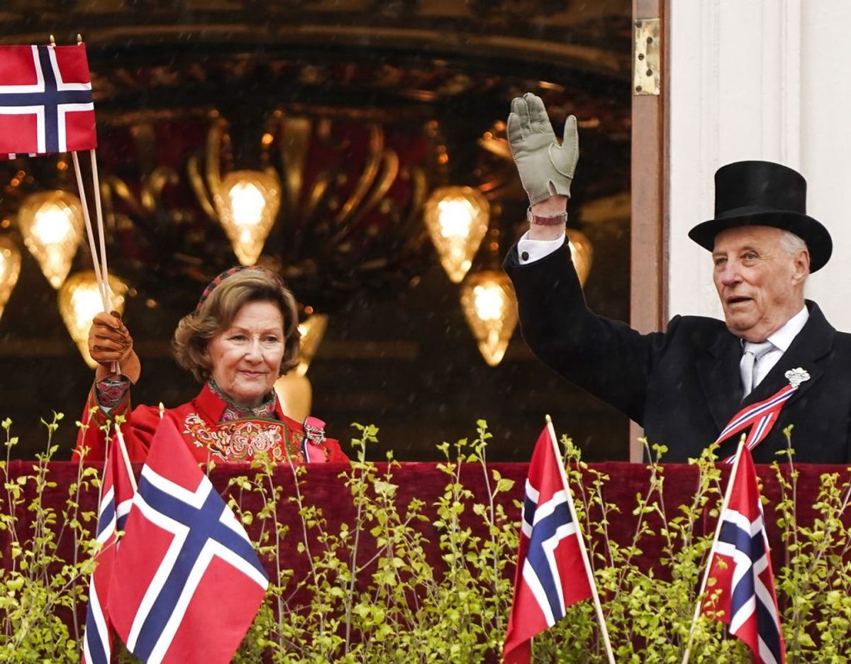 Det norske kongpar ses her på slotsbalkonen i Oslo. Foto: Scanpix/Lise Åserud / POOL / NTB