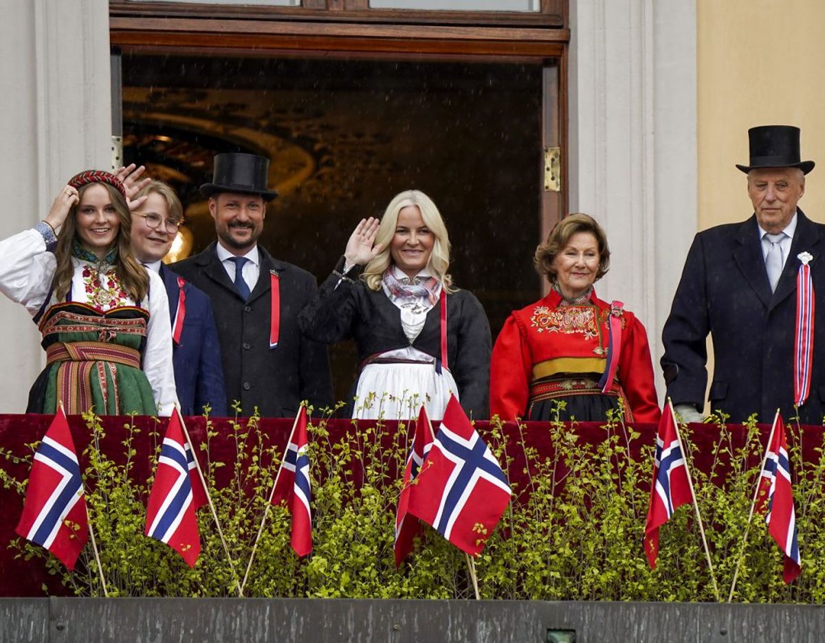 Kongeparret og kronprinsfamilien på slotsbalkonen i Oslo. Foto: Scanpix/Lise Åserud / POOL / NTB
