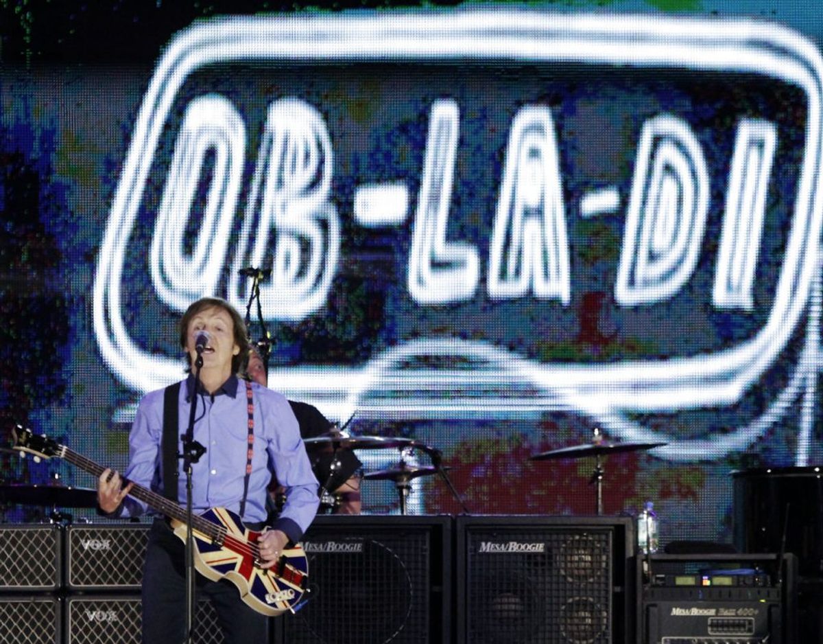 Paul McCartney har optrådt for Dronning Elizabeth flere gange i sin karriere. Her i 2012, da hun fejrede 60 år på tronen. Foto: Scanpix/David Moir