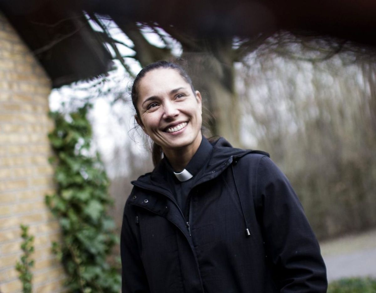 Rebecca Maria Aagaard-Poulsen fortæller, at hun ikke har haft så meget tid med de de unge, der blev konfirmeret den 13. maj, grundet coronarestriktionerne. Hun ville ikke undervise de kommende konfirmander over nettet, så i stedet tog hun på hjemmebesøg med sangerinden Nana Schwartzlose. Foto: Tim Kildeborg Jensen/Ritzau Scanpix