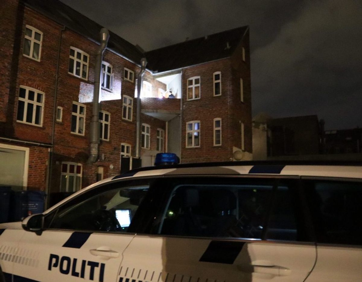 En 20-årig er kvæstet efter et fald fra en altan. Foto: Presse-fotos.dk