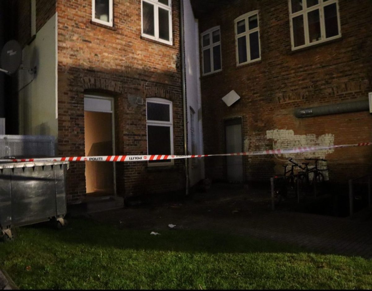 En 20-årig er kvæstet efter et fald fra en altan. Foto: Presse-fotos.dk