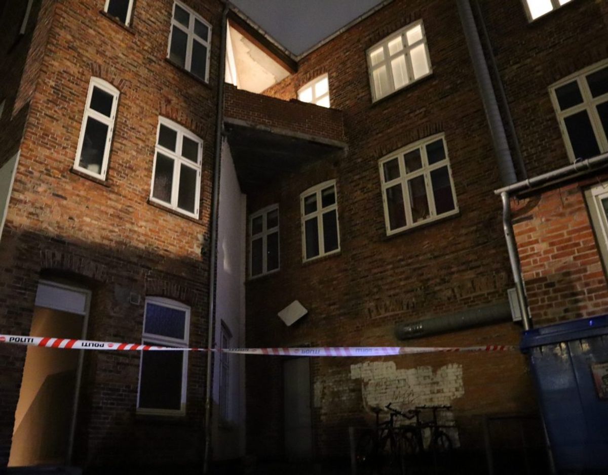 En 20-årig er kvæstet efter et fald fra en altan. Foto: Presse-fotos.dk