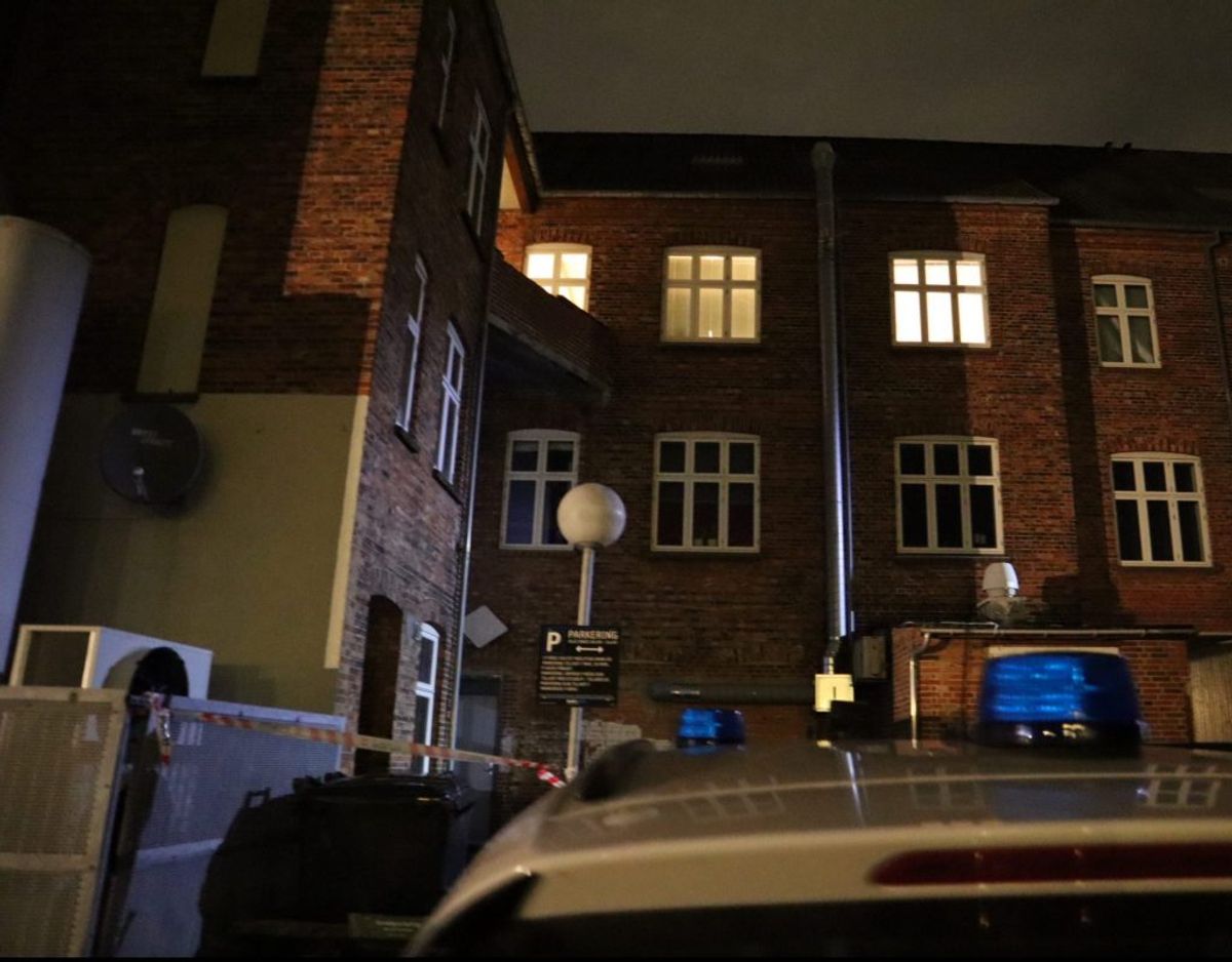 En 20-årig er kvæstet efter et fald fra en altan. Foto: Presse-fotos.dk