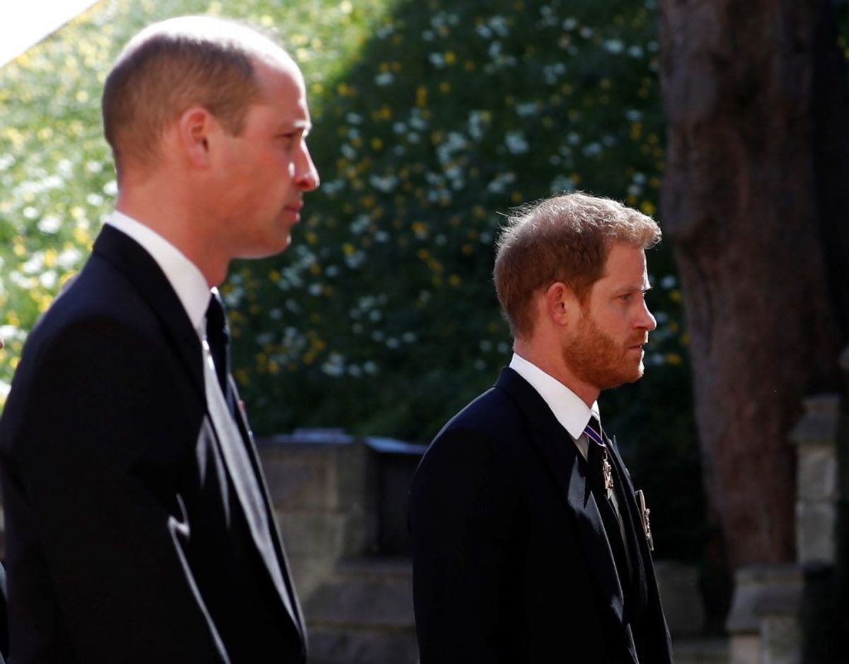 Billedet her er fra den 17. april, hvor Harry og William småsludrede på vejen til Windsor Castle efter deres farfar, prins Philip, var blevet stedt til hvile i St. Georges Chapel. Foto: Scanpix/Alastair Grant/Pool via REUTERS