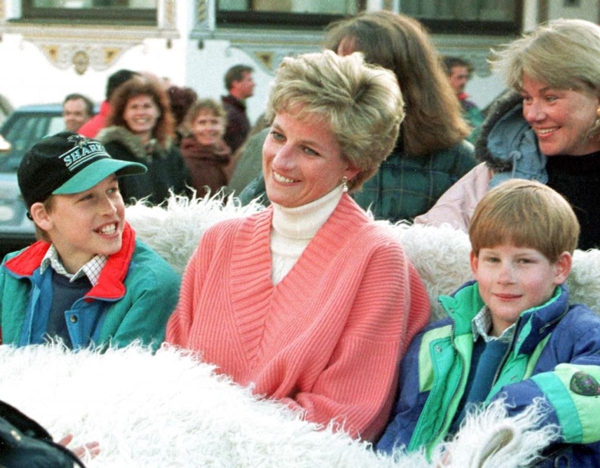Prins Harry og prins William ses her sammen med deres mor tilbage i marts måned 1994. Foto: Scanpix/Werner Nosko REUTERS