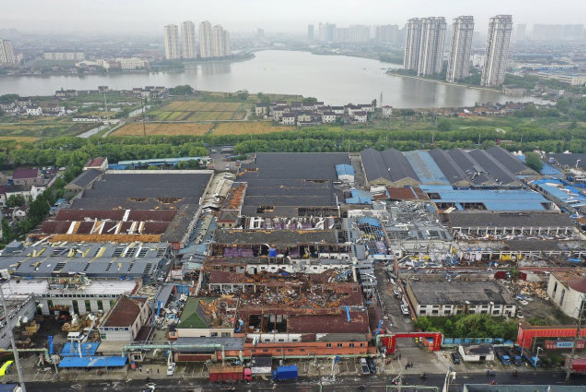 En tornado skabte fredag flere ødelæggelser i den østlige kinesiske by Shengze. Også Wuhan i det centrale Kina blev ramt i løbet af dagen. Foto: Uncredited/Scanpix