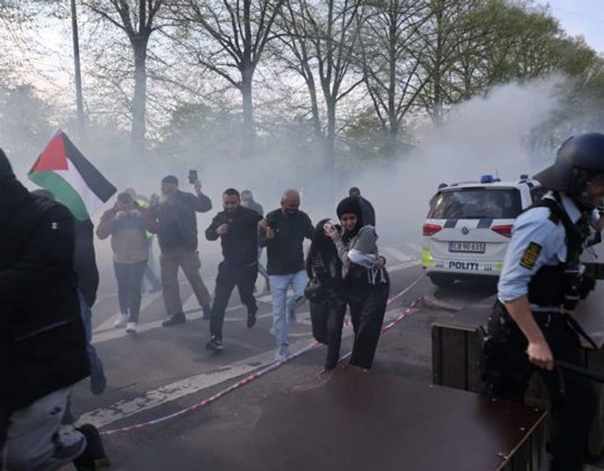 Ifølge Københavns Politi har 4000 personer deltaget i demonstrationen ved Israels ambassade i Hellerup. Foto: Presse-Fotos.dk/Scanpix