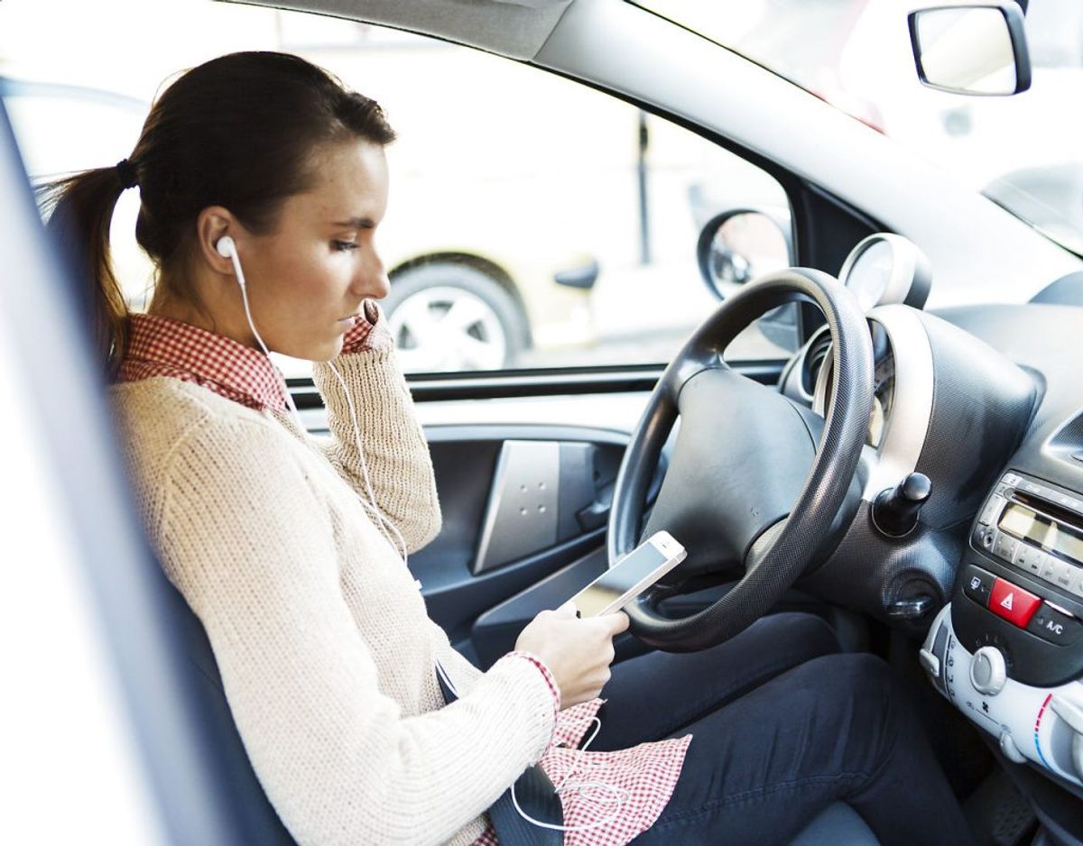 Det er ikke ulovligt at have hovedtelefoner på, mens man kører bil, hvis man ikke betjener sin telefon. Men ifølge Ford er det ikke særlig sikkert. Foto: Scanpix.