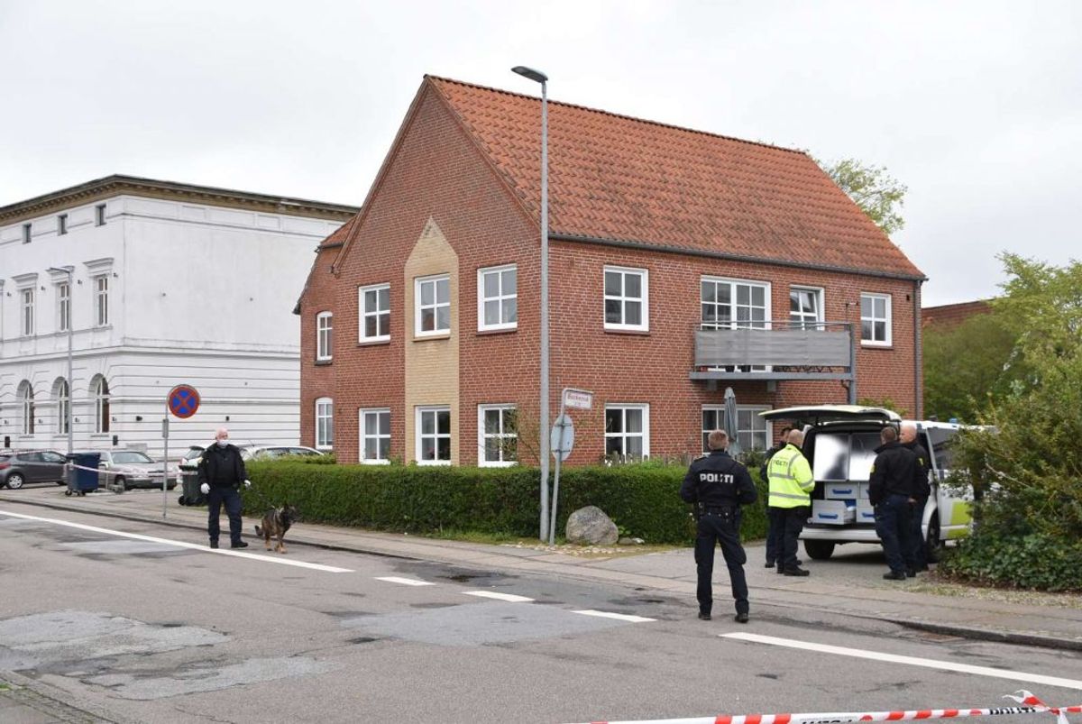 To er anholdt i en politiaktion efter melding om husspektakler. Foto: Øxenholt Foto