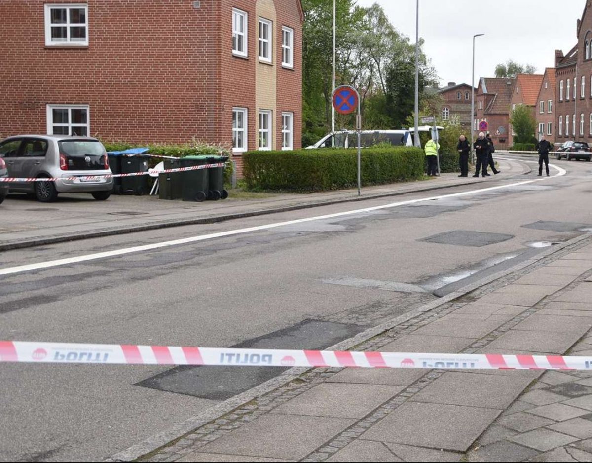 To er anholdt i en politiaktion efter melding om husspektakler. Foto: Øxenholt Foto