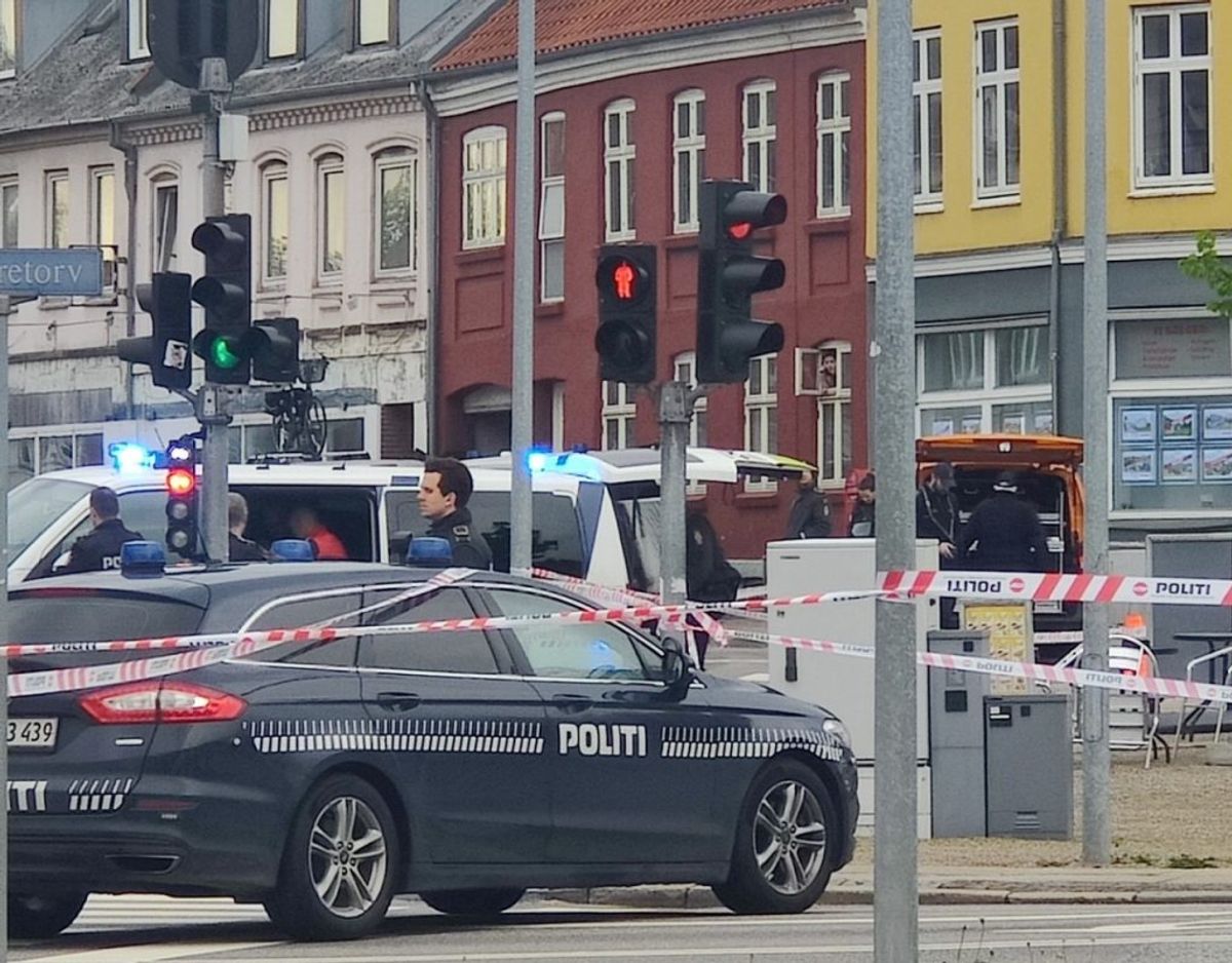 Den 20-årige mand blev ifølge politiet overfaldet i Sølvgade i Horsens. Her blev han smidt ind i bagagerummet på en BMW, hvor han blev udsat for grov vold. Bilen forulykkede senere på Nørretorv i byen. Foto: Presse-fotos.dk.