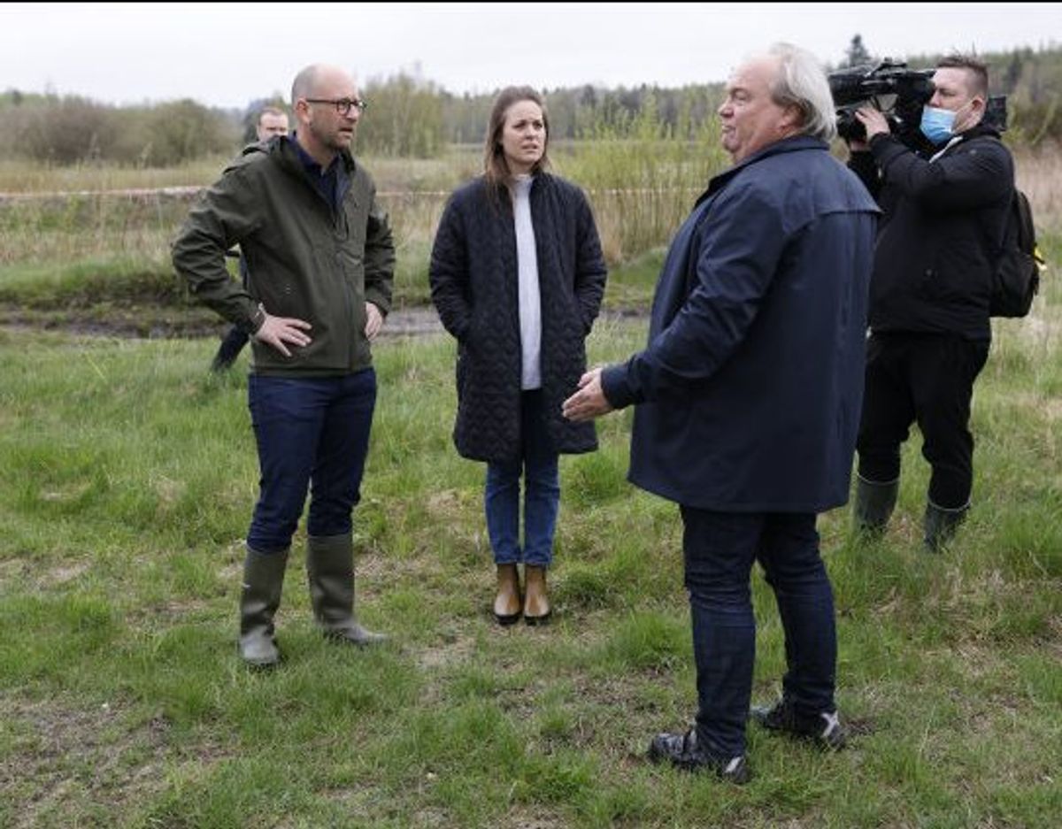 Fødevareminister Rasmus Prehn (S) har brugt torsdagen på at overvære den første opgravning af døde mink. Foto: Mikkel Berg Pedersen/Scanpix