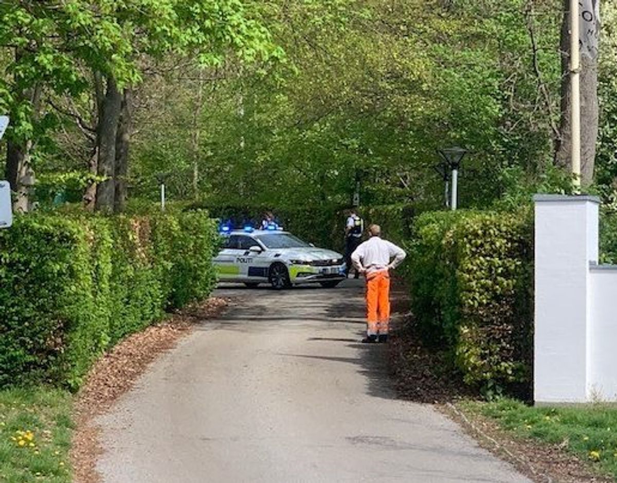 Politiet eftersøger en mand med gevær. Foto: presse-fotos.dk