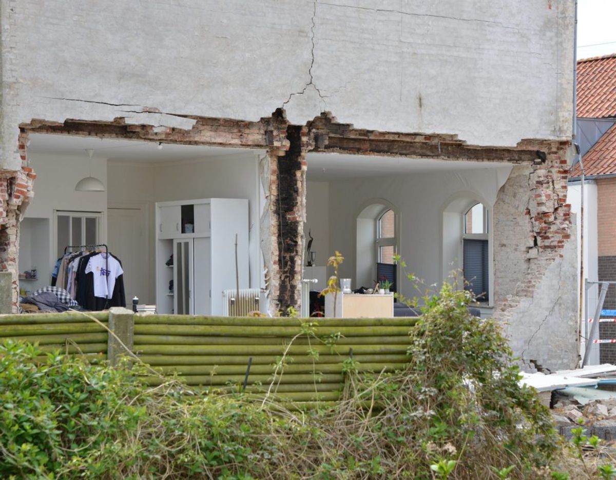 En hus gavl er væltet i Østergade i Esbjerg. Foto: Peter Langwithz Smith.