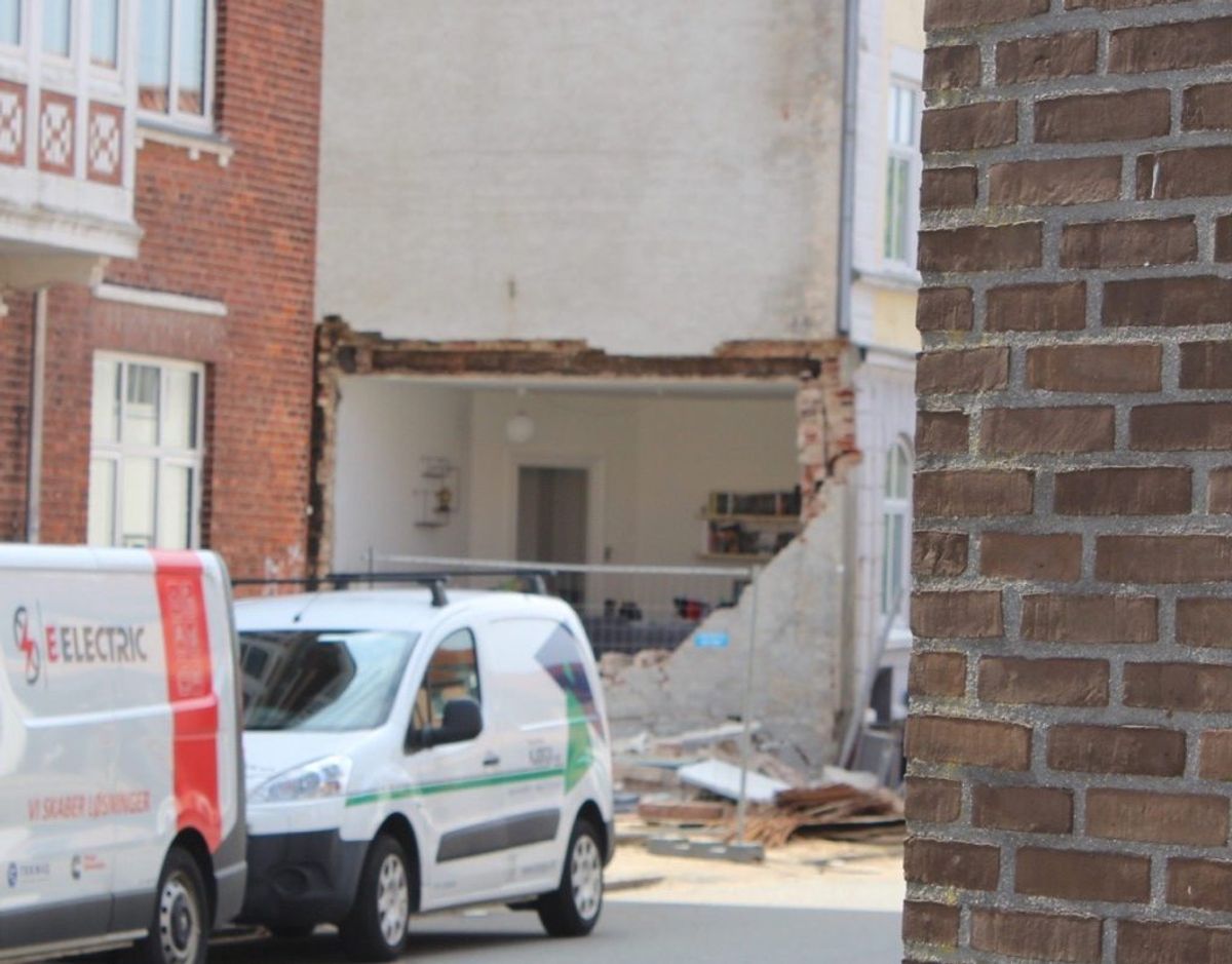 Denne ejendom er i fare for at styrte sammen. Derfor er beboerne blevet evakueret. Foto: presse-fotos.dk
